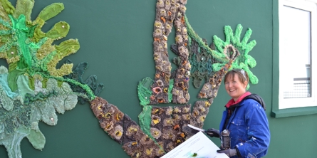 Gavl i gang med at blive sat op af kunstner i Brande